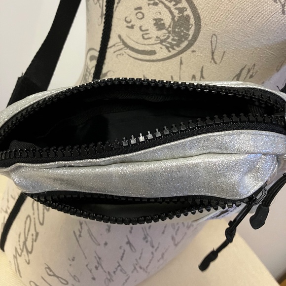 💐Converse All Star Chuck Taylor Glitter Waist Pouch in Silver Glitter - Picture 4 of 8